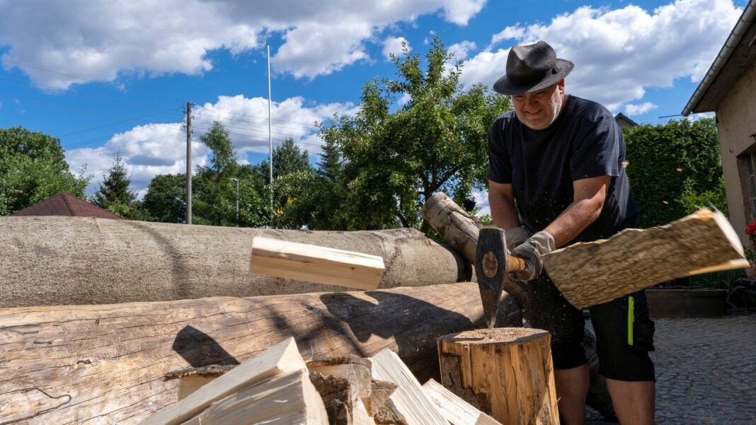 European,Man,Chopping,Wood,For,Heating A leginkább rászoruló családok kaphatnak szociális tüzelőt
