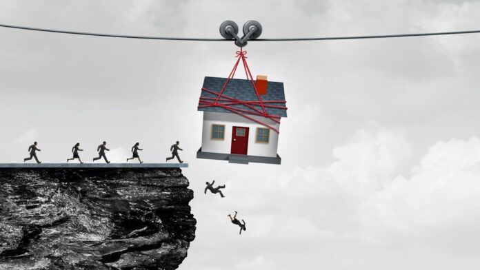 szikláról lezuhanó emberek, felettük egy ház kötélen