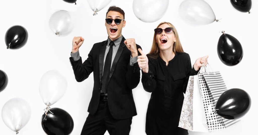 egy férfi és egy nő fekete fehérben shopping ünnepelnek 