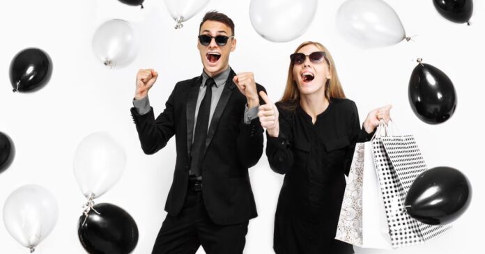 egy férfi és egy nő fekete fehérben shopping ünnepelnek