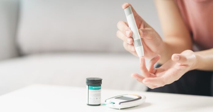 Asian,Woman,Using,Lancet,On,Finger,For,Checking,Blood,Sugar Cukorbetegség esetén kedvezmények járnak.