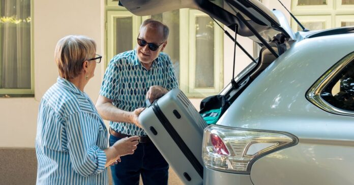 Félpanziós ellátás Utazásra készülő idősebb pár