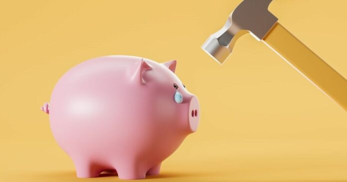 Piggy,Bank,Crying,And,Hammer,On,Yellow,Background.,Concept,Of megtakarítás