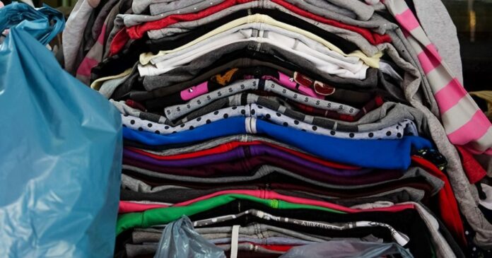 ruhák egymásra hajtogatva