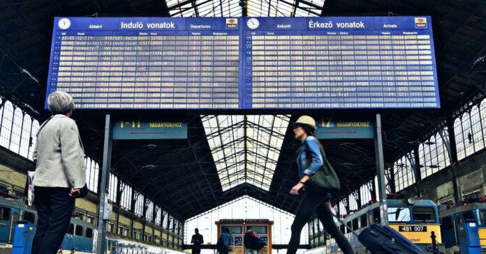 Nyugati pályaudvar, induló és érkező vonatok