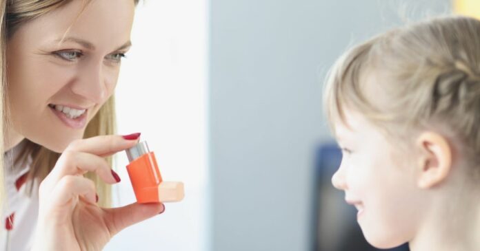 Pulmonologist,Doctor,Holding,Hormonal,Inhaler,In,Front,Of,Little,Girl
