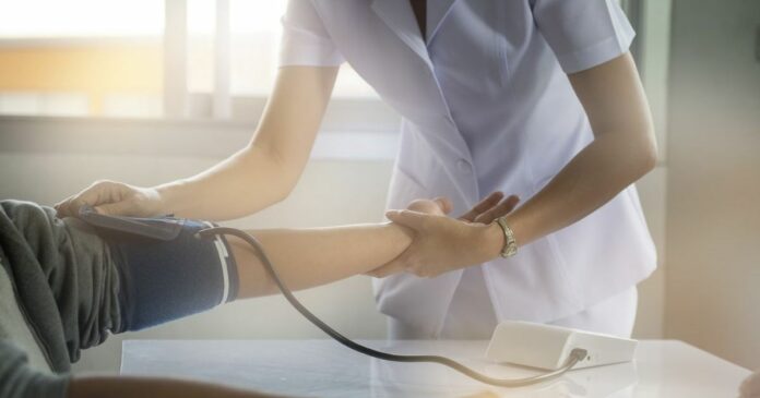 Nurse,And,Patient,,Hospital Vérnyomást mér az ápoló