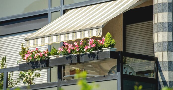 Napfényes balkon színes virágokkal