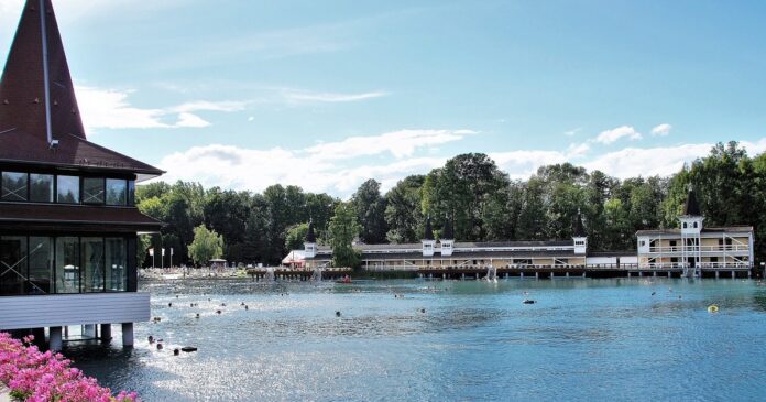 heviz-g7818ccb9f_1280 (1)