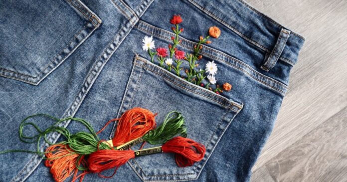 Creative,Diy,Project,,Hand,Embroidery,At,Home,On,Jeans,,Creative Az ingyenes hímzésminták segítségével könnyen feldobhatjuk ruhatárunkat