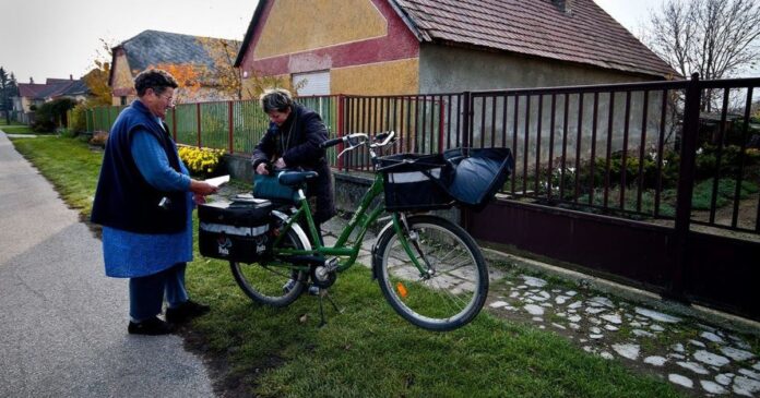 A Posta minden hónapban 12 munkanapon át viszi ki a havi rendszerességű nyugdíjakat