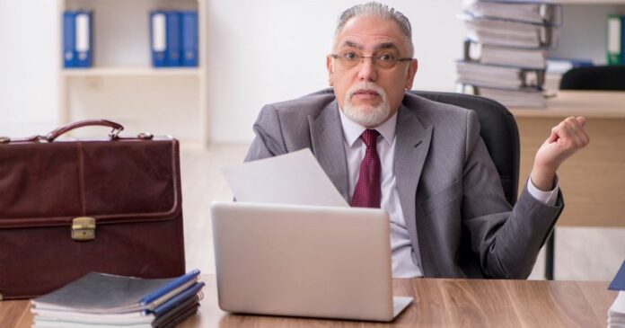 Nyugdíjaskorú a munkahelyén