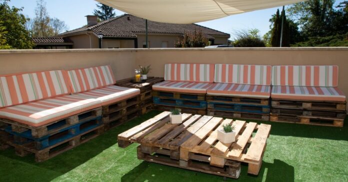 Raklapból készült bútorok a teraszon