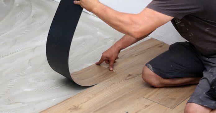 The,Worker,Installing,New,Vinyl,Tile,Floor