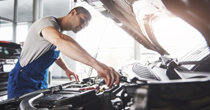 Autószerelő munka közben