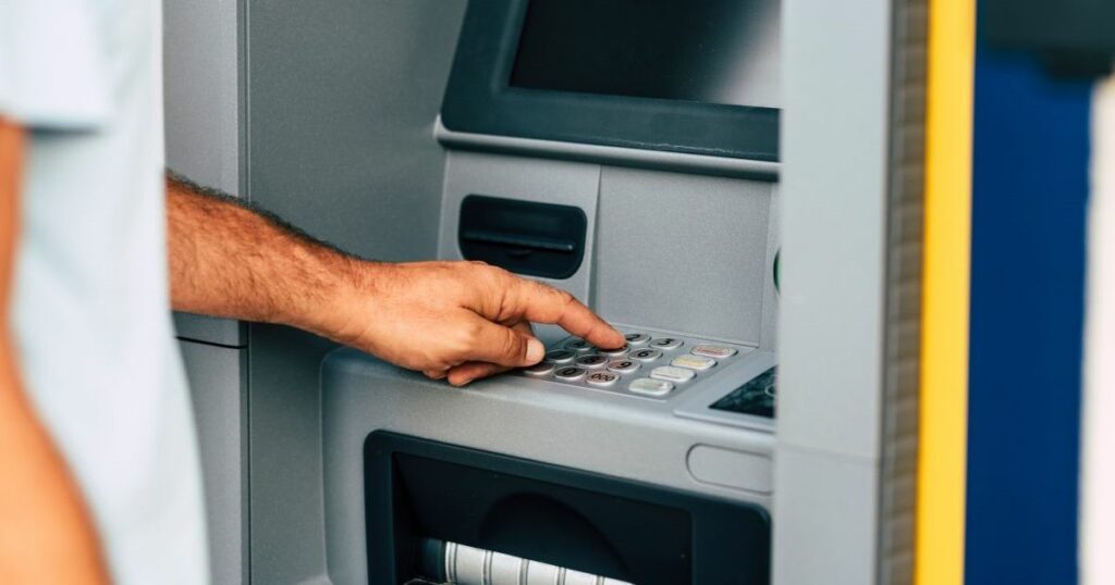 Készpénzfelvétel bankautomatából