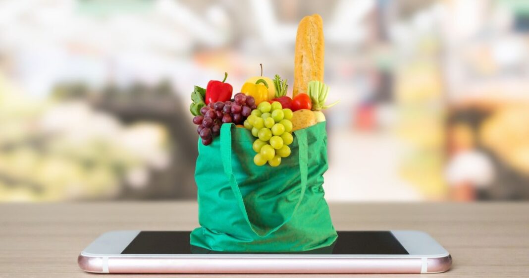 Fresh,Food,And,Vegetables,In,Green,Shopping,Bag,On,Mobile Online bevásárlással spórolhatunk