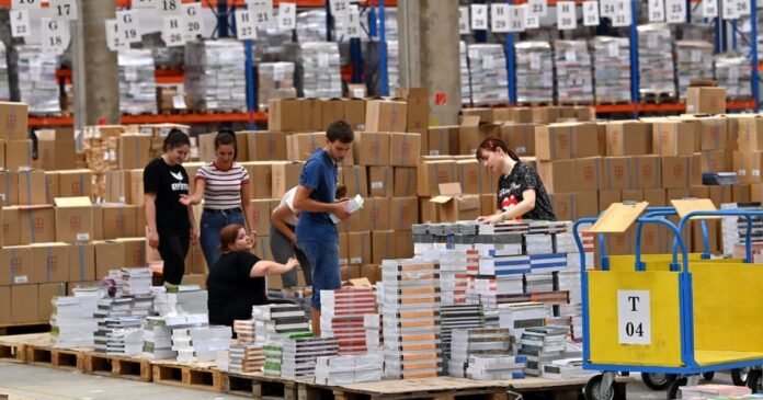 Diákmunkát vállaló fiatalok