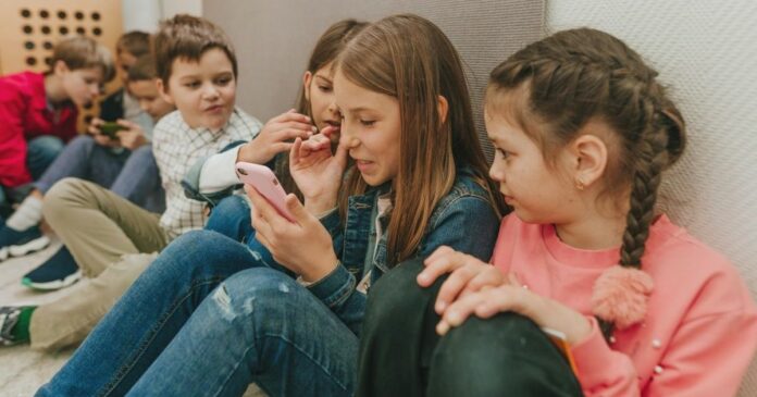 Tinik okostelefonnal