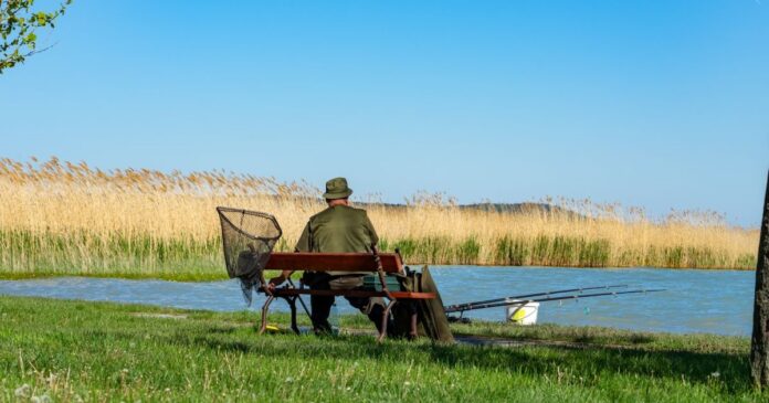 Nyugdíjas horgász a Balatonnál