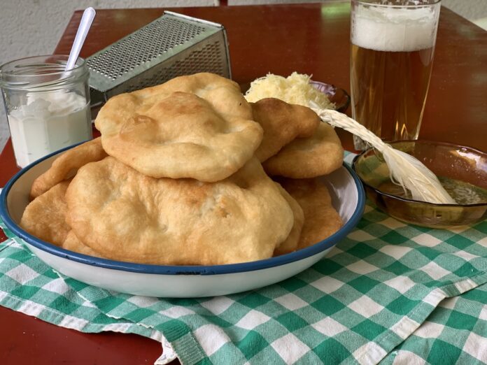 Olcsó lángos otthon: jobb lesz, mint a strandbüfében
