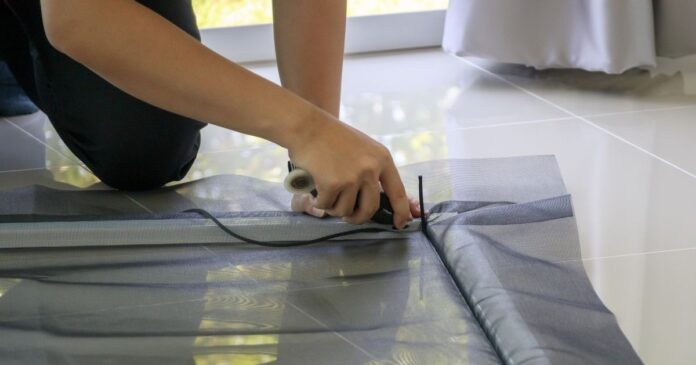 Néhány filléres alapanyagból könnyedén összeállíthatjuk a szúnyoghálót házilag