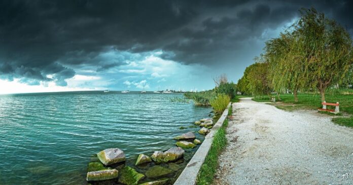 Viharfelhők a Balatonnál