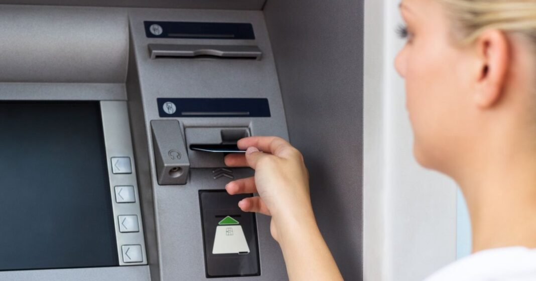 Businesswoman,With,Credit,Card Megjött az olcsó bankszámla