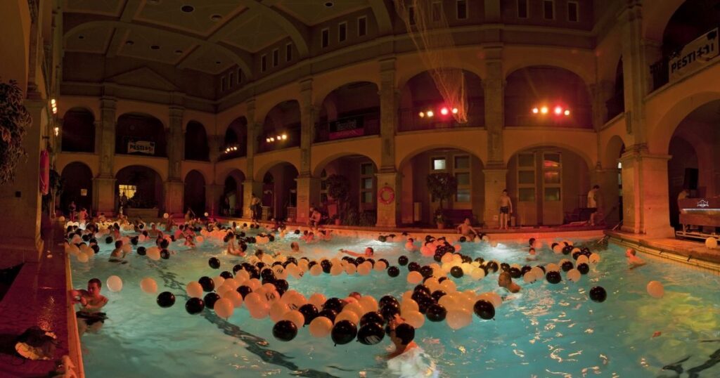 Éjszakai fürdőzés a Rudasban