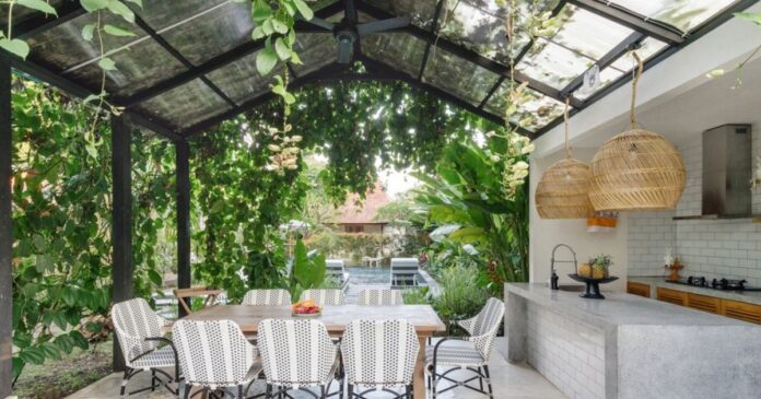 A kültéri konyha igazi közösségi helyként funkcionál