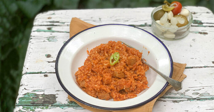 Mit csináljak maradék pörköltből? A képen egy példa: bácskai rizses hús