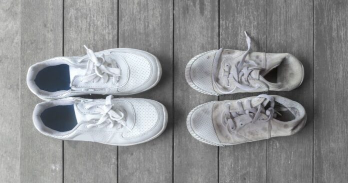 A fehér cipő tisztítása lépésről lépésre