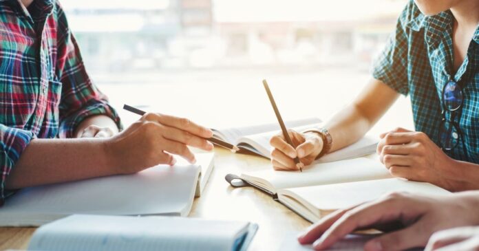 High,School,Or,College,Students,Studying,And,Reading,Together,In Egyetemi mentorprogram