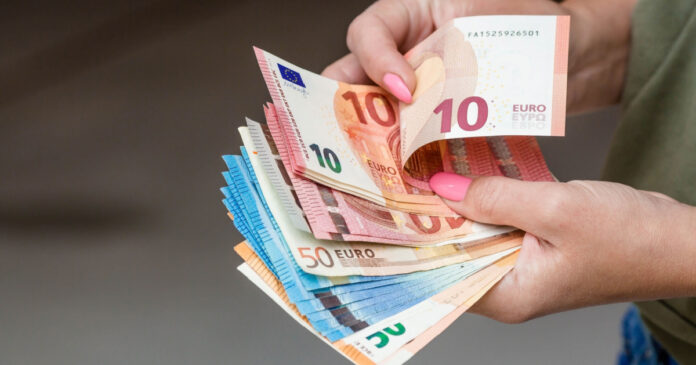 Eurót számoló kéz