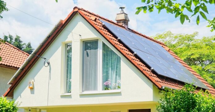 Solar,Panels,On,The,Roof,Of,A,Single,Family,House Telepített háztartási napelemes rendszer