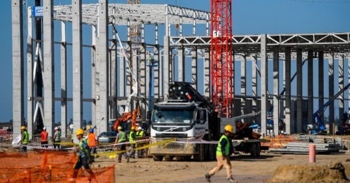 A BMW-gyár építése Debrecen nyugati határában