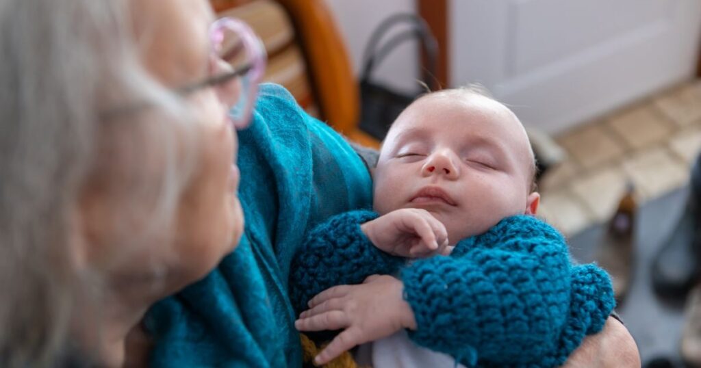 nagymama ringatja az unokát