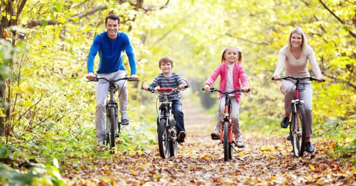 The,Family,In,The,Park,On,Bicycles Családi pótlék utalása novemberben
