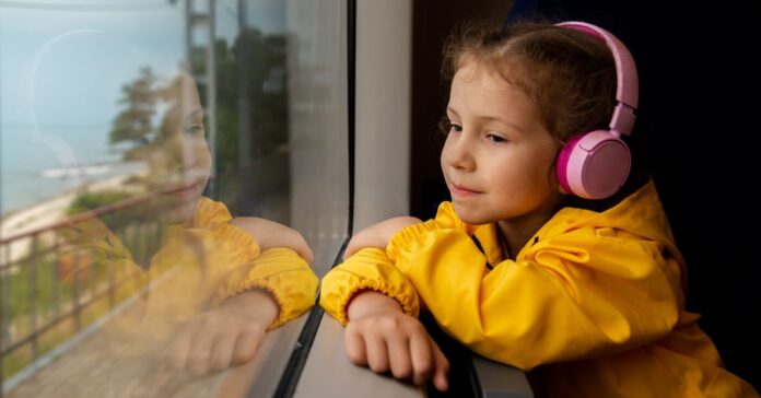 Gyermekek ingyenes utazása Kajla útlevéllel