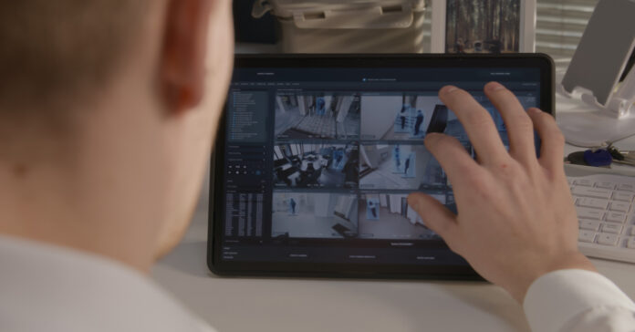 munkahely_kamera megfigyel a főnök