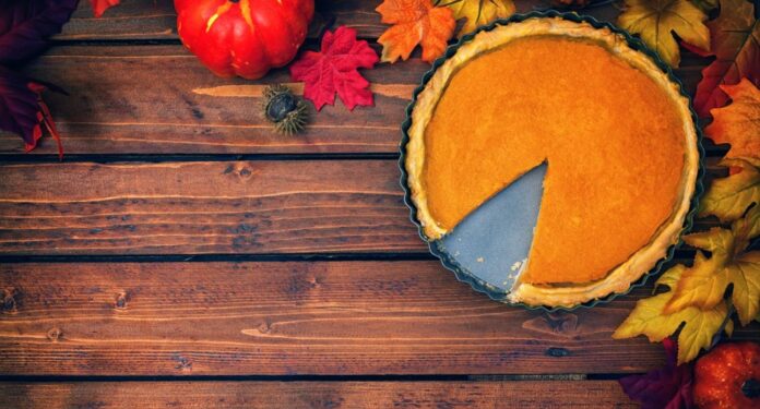 Homemade,Pumpkin,Pie,With,Autumn,Decoration A tökpite ínycsiklandó őszi desszert