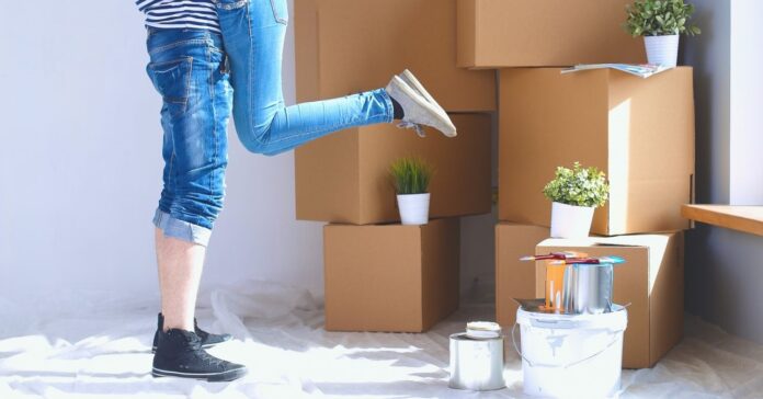 Happy,Young,Couple,Moving,In,New,House Babaváró támogatás