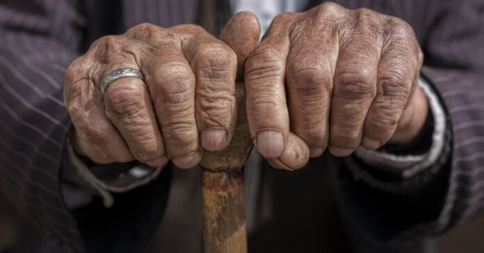 Kihez fordulhatnak segítségért az egyedül élő idősek?