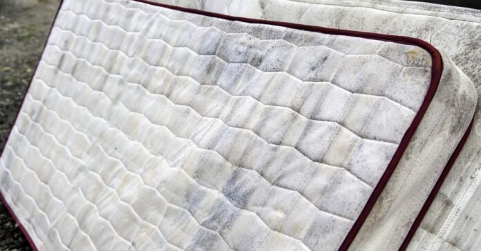 Detail,Of,Garbage,And,Dirt,,Recycling,Of,Old,Objects Mit csináljak a használt matraccal?