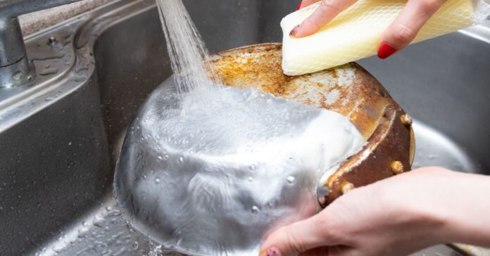 Odaégett a serpenyő alja? Így lesz újra tükörfényes