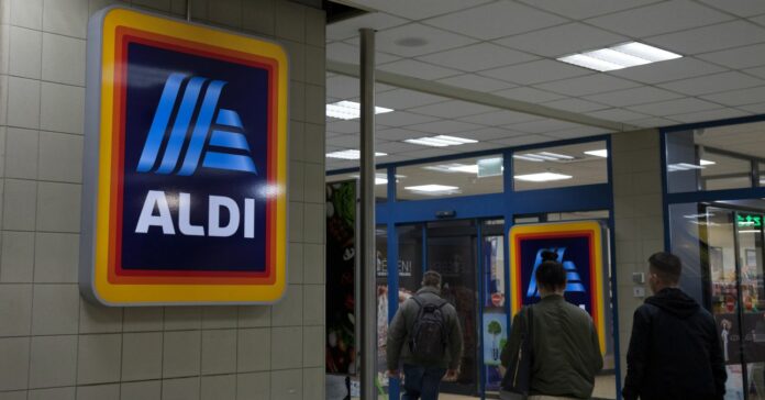 Egy Aldi üzlet bejárata emberekkel