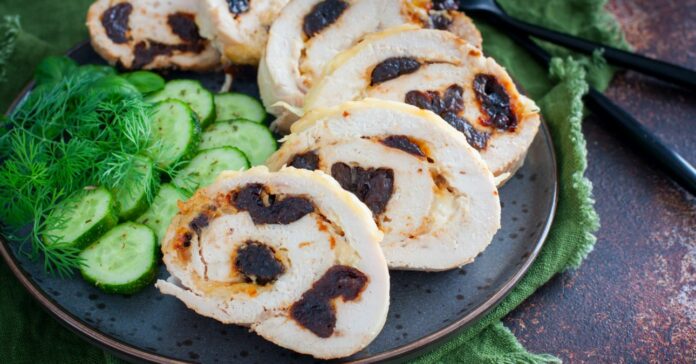 Chicken,Roll,With,Prunes,With,Fresh,Cucumbers,And,Herbs,,Selective Egyszerű karácsonyi menü? Finom és villámgyorsan elkészül az aszalt szilvás csirke