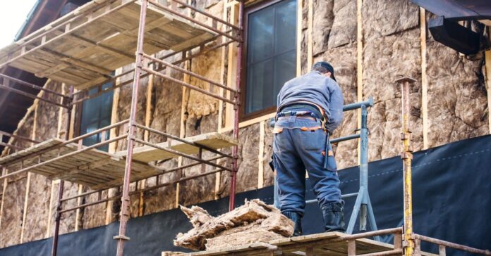Construction,Worker,Thermally,Insulating,House,Facade,With,Glass,Wool. Homlokzati hőszigetelő anyagok összehasonlítása