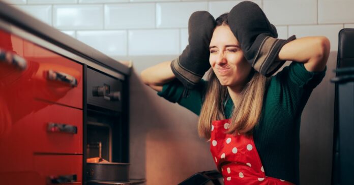 Woman,Trying,To,Bake,A,Homemade,Cake,Making,A,Mistake. Karácsonyi túlélési tippek mindenkinek