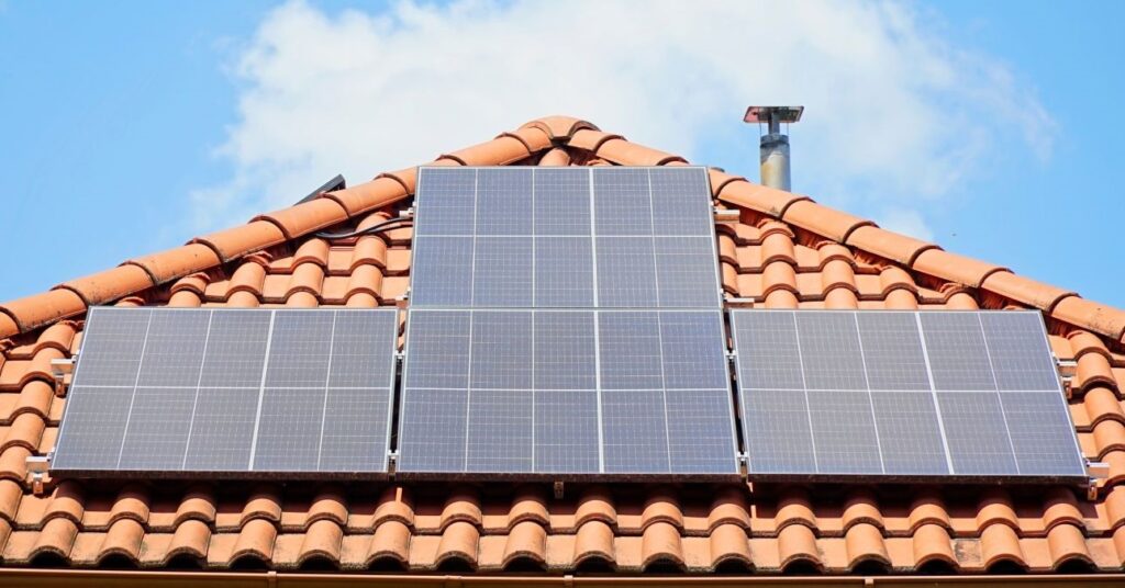 Lakossági napelem pályázat 2024, napelemek egy háztetőn